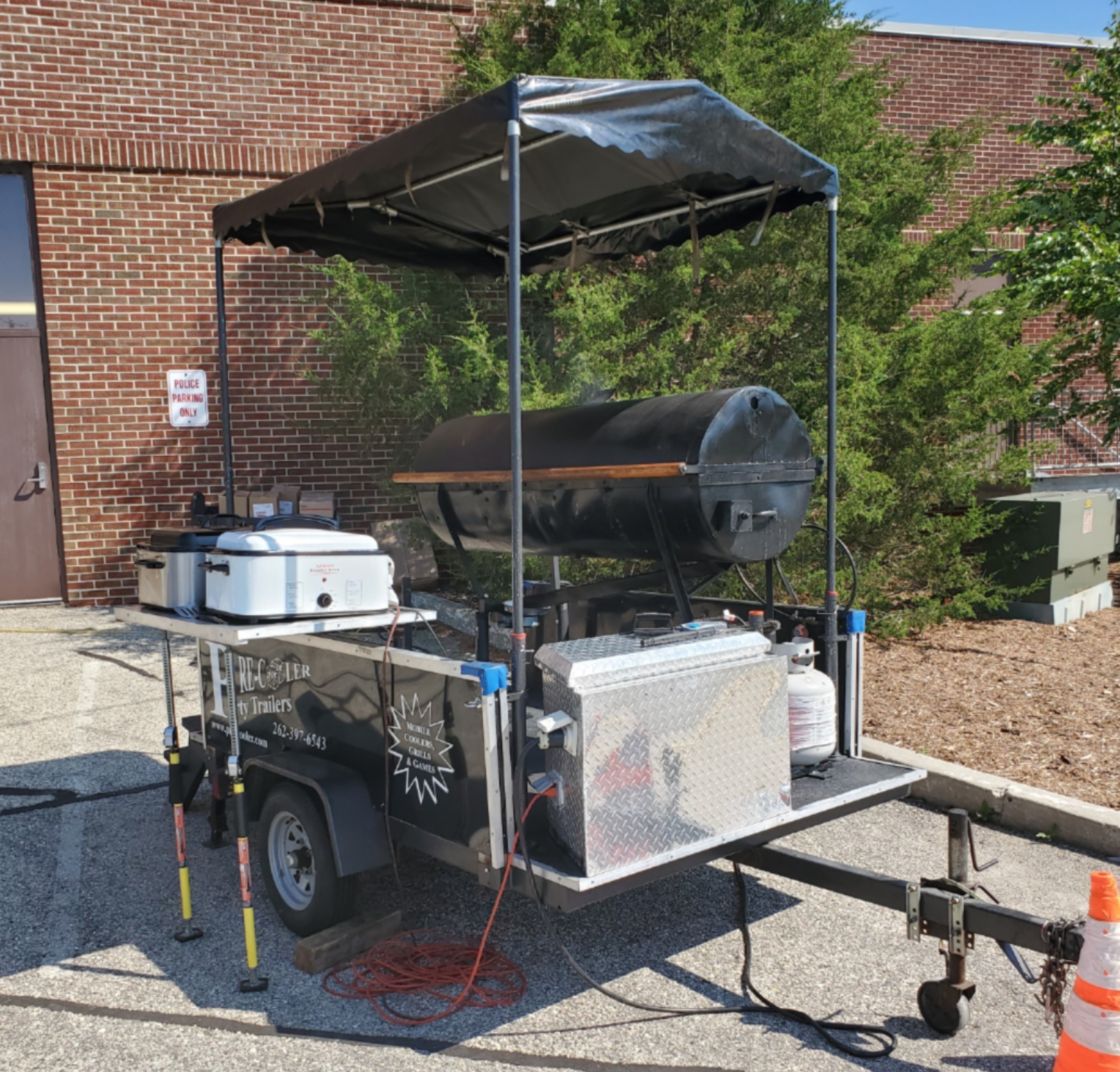 Electric available and small table to hold Nesco.